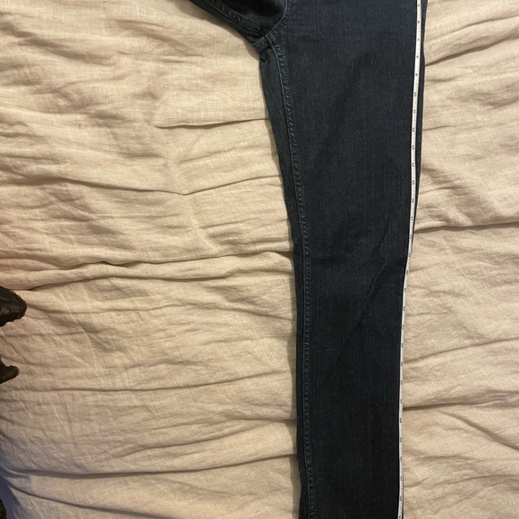 NWOT   Guess Dark Blue Los Angeles FOxY Skinny Jeans.    size 28 - Picture 8 of 8